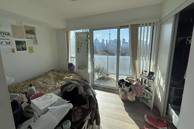 Bedroom 2 - Stylish 3-Bedroom Condo - Minutes to UofT St. George