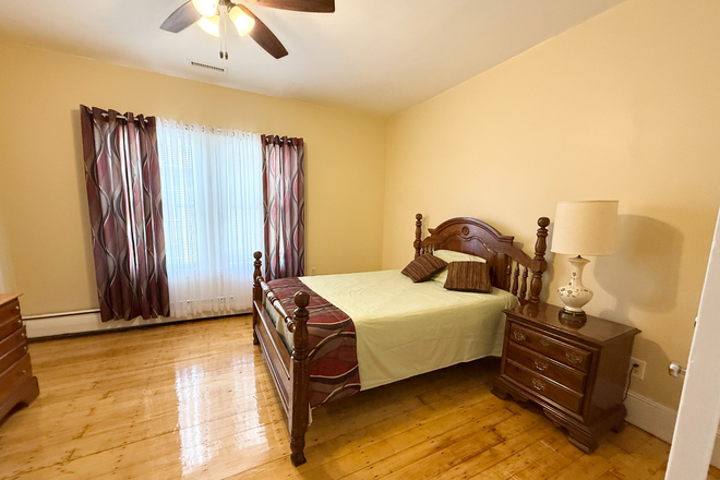 Master bedroom - SEPT 1 - Furnished Large Room, Nice Peaceful Apt-Longwood Medical Area