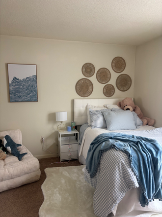 One of the available bedrooms - TOWNHOUSE, Close to campus, in-unit laundry