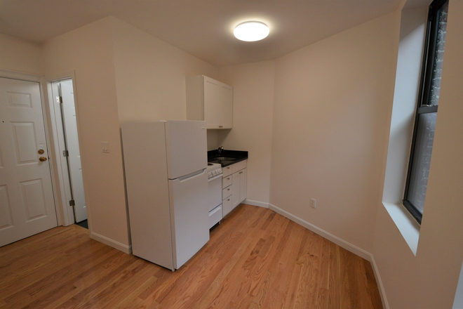 Kitchen - 1/2 Broker's Fee!! Newly Renovated Efficient 1 bed on Westland Ave! Avail 9/1/25 Apartments