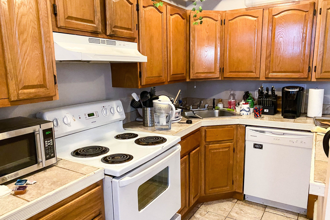 Kitchen - PACKARDS CORNER GEM! Most Cost Effective Way 2 Live Off Campus! B-line, Across from Grocery, & MORE! Apartments