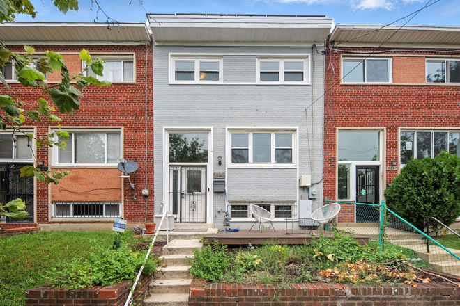 Front of House - Furnished Basement w/ Utilities Included Townhome