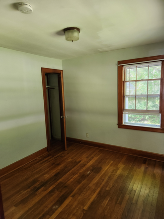 downstairs bedroom 1 - Charming 4 bedroom Cape