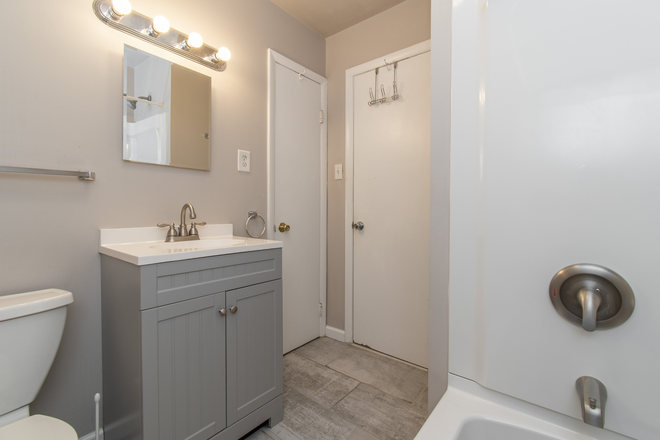 Bathroom - 1635 Fontain St. Great Location Close to Campus House