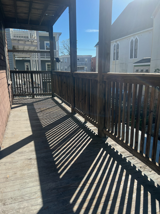 Front Porch - Spacious 3 Bedroom Walk to JFK or Savin Hill T Triplex