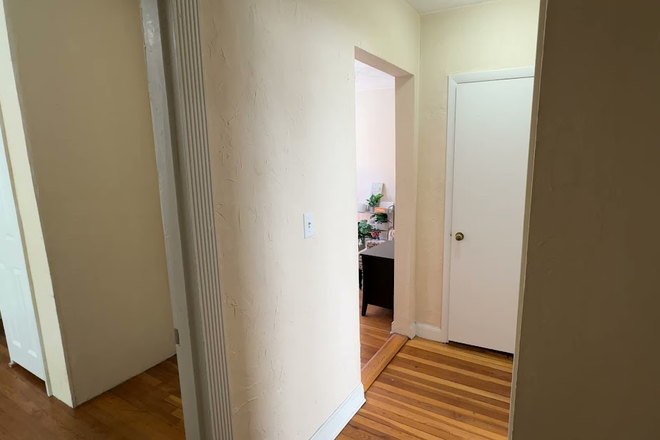 - - No Broker Fee! Close to Campus! 4 bed 1 bath w/ Laundry.