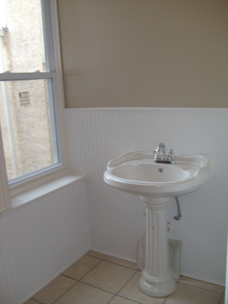Bath - Spacious 1 Bedroom Apartment