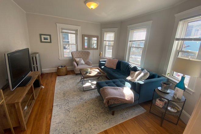 . - **NO BROKERS FEE!!** Spacious 3 Bed / 1.5 Bath w/ LAUNDRY IN UNIT! Available NOW!! Apartments