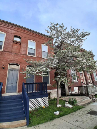 Outside View - Freshly Updated Apartment in The Grove