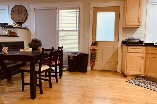 living - BEAUTIFUL 5 BED, IN-UNIT LAUNDRY!! 9/1/26! Apartments