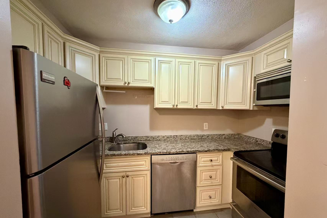 Kitchen - Close to Campus, Owner pays Broker Fee, Move-in Concession Available Condo