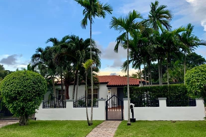 Front - Beautiful Spacious 4 Bbr House with Pool and Large Cabanafor Rent