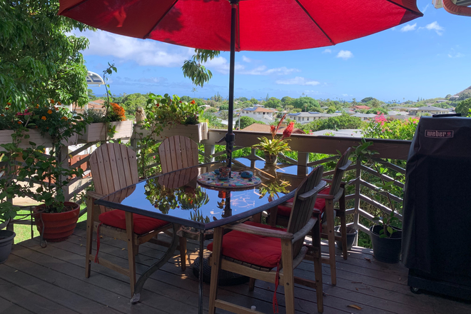 Front deck with beautiful ocean and valley view, complete with BBQ and patio furnishings. - Charming, peaceful retreat in Aina Haina