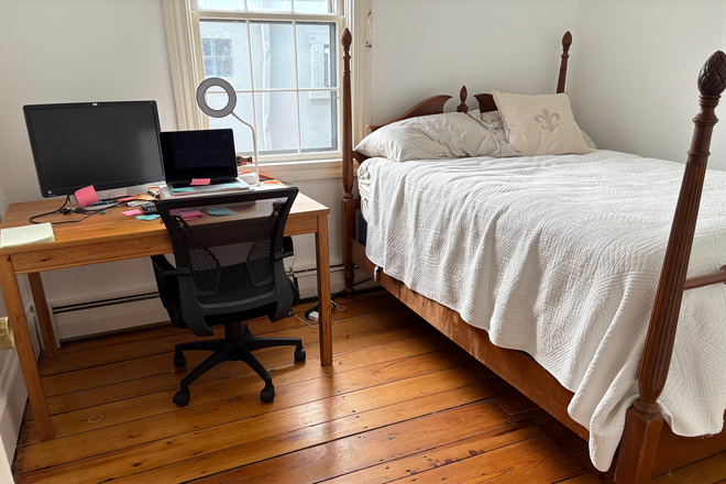 Office Space + Guest Bed - Sept-Dec Sublet; Furnished 2 BR + Office Space Apartment in Fox Point Utilities Included