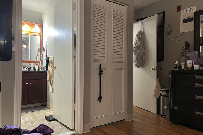 $1347 Bedroom with private Bathroom - ISO 2 New Roommates in Harbor Point Townhome