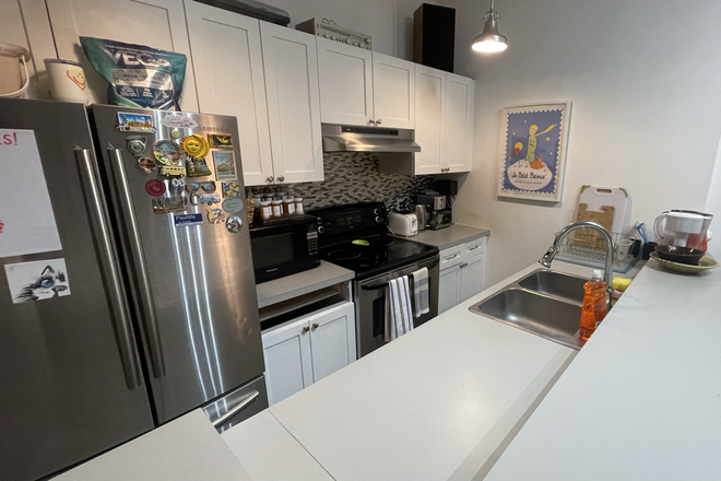 Kitchen (Exterior View) - 3 Bedroom&nbsp;+ 1 Bathroom Apartment in Harbord Village (2 Roommates Wanted, Any/All Genders Welcome)