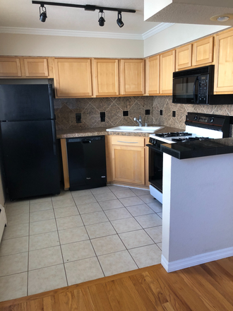Kitchen - Spacious 1 bedroom/1 bathroom. Great Location! Close to DU, restaurants and shops Condo