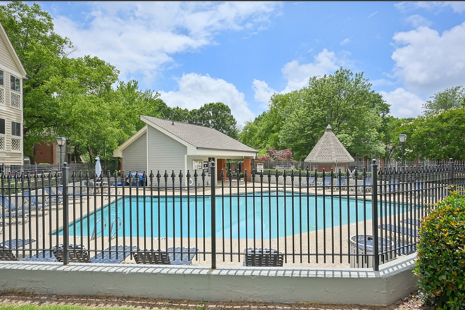 Saltwater pool - Spacious 2/2 Intown with parking in a gated community - close to everything in Atlanta Condo