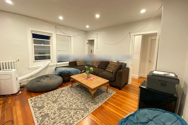 - - Close to Campus!! Spacious 5 bed w/ Laundry & Parking Available Apartments