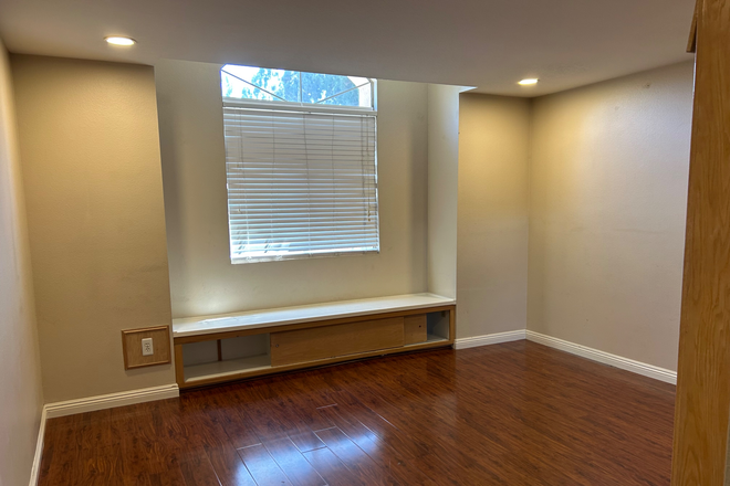 Bedroom - Westpark House 10 min. From Campus, Shared Bedroom, Female Only