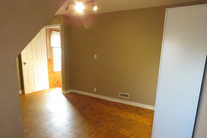 Bedroom - 1 bedroom with a private patio in a 4 bedroom house