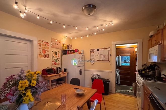 1 - Spacious 6B/2B with no broker fee close to Tufts! Duplex