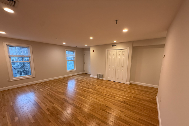 Livingroom - Spacious & Sun-Filled 3 Bed / 2 Bath with Central AC + In-Unit Laundry Condo