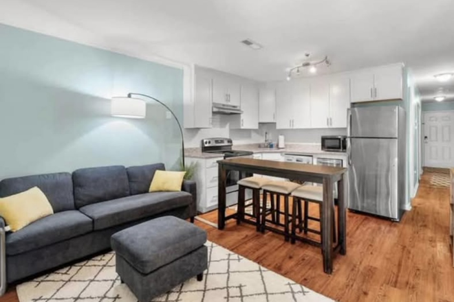 Living room - Healthcare housing hotspot perfect for traveling nurses & med students! Apartments