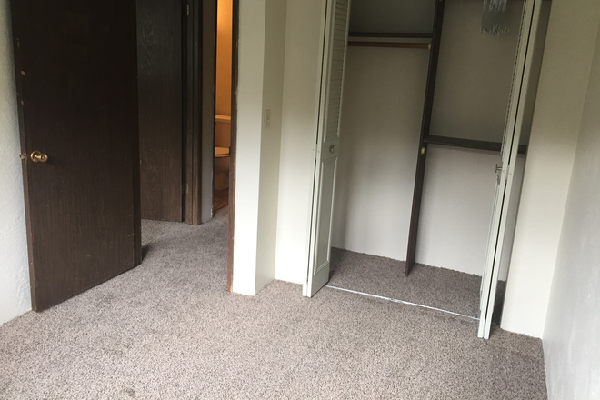 Closet 2 - Two Bedroom Apartment For Two Persons Close To U of O Campus With Under Building Parking