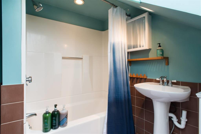 Bathroom - Modern Central Sq 3 Bed 2 Bath w/ 2 Car Parking & Central Air Apartments