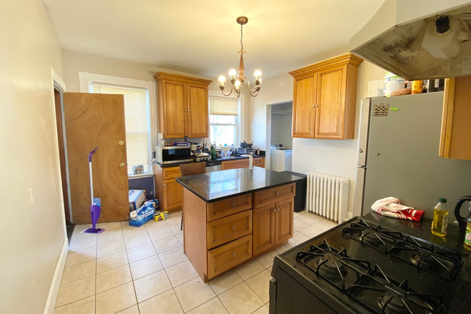 x - Oversized 6 Bed in Prime Mission Hill | High Ceilings | In-Unit Laundry | 9/1 Apartments