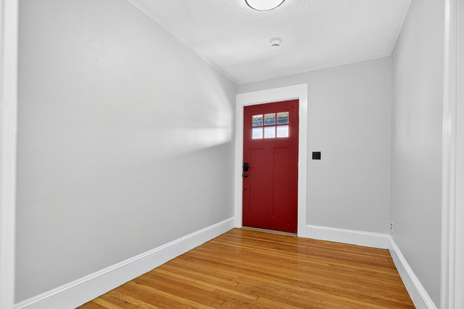 Call NOW for showings! 617-236-8600 - MAIN ST - *NO FEE* LUXURY RENOVATED 3BR NEAR TUFTS FOR *6/1/2026* W/ 2 BATH, IN UNIT W/D, PRCH, YRD