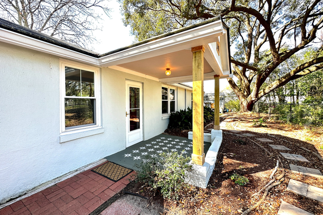 Front door - Quiet Cottage on 1 acre along West Ashley Greenway House