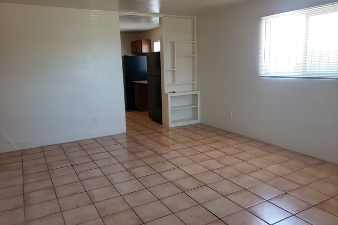 Large living room with built in storage - Close to Campus corner lot home