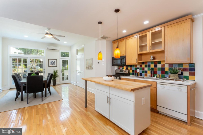 Kitchen/Family Room - 6BR-8 Bed/4BA Furnished Remodeled Burleith House Incl. Alarm and Parking