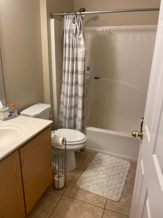 Shared bathroom - Move in Immediately behind UCF- College Students!