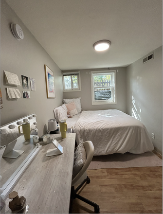 Bedroom - Prime Spot on the Hill – Private Room, Laundry House