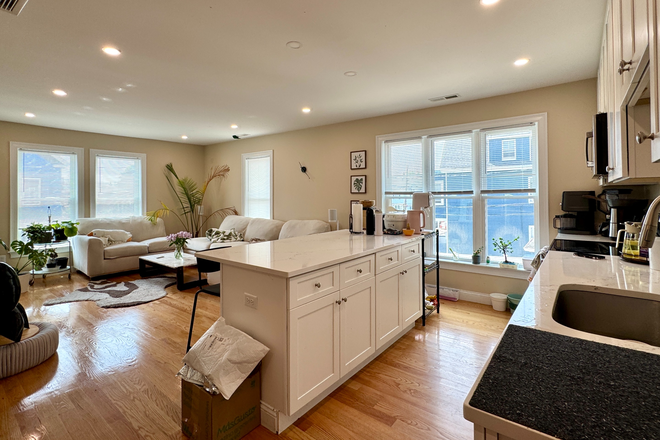 1 - NO FEE! Renovated bright and spacious 4 bed/3 bath with Central AC! Townhome