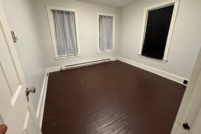 Larger bedroom - Nice 2-bed, 1-bath Perfect for 2 or 3 Students Duplex