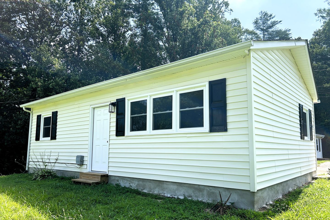  - Cute Cottage Overlooking a Wooded Area