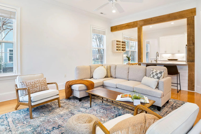 living room - House close to campus