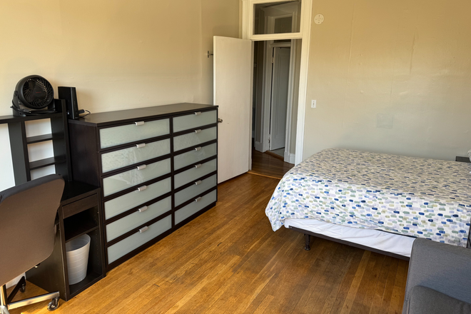 Large Single Photo 3 - Furnished Three-Bedroom Split Apartment