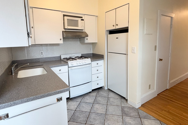 kitchen - Sunny Brighton 2 bed with a deck and pool - NO FEE! For 9/1 Apartments