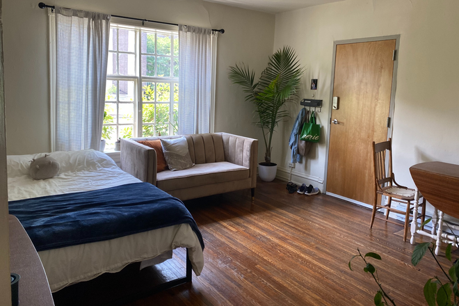 #1 - living area/entrance - Affordable Studio Living with a Prime Campus Location