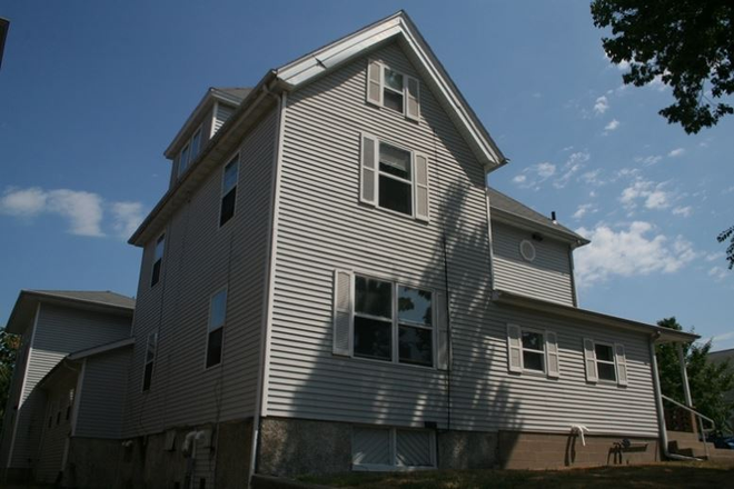 Exterior - 618 E Court St Three Bedroom Apartments