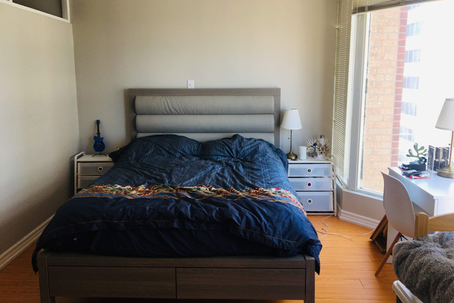 Bedroom, bay windows - University/Dundas Large 1 BR Condo for rent - $2100