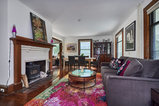Sitting room - Room available in beautiful fully furnished house steps from campus