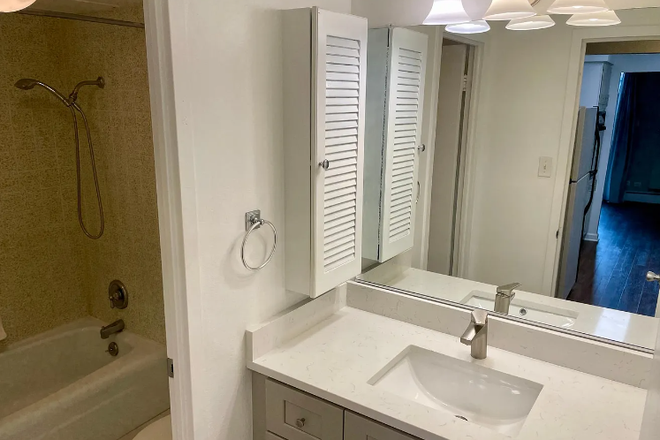 Bathroom - Park Mayfair Condominium, 15 minute drive to Anschutz