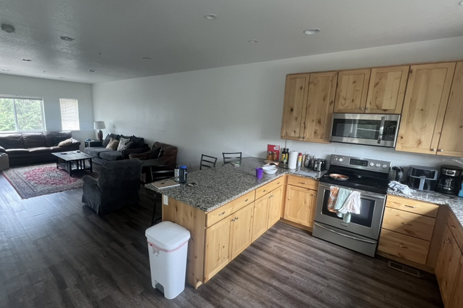 Kitchen and island seating - Newly built spacious townhouse