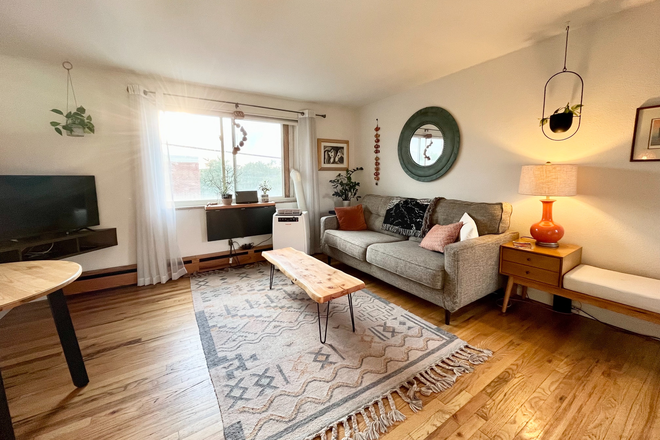 living room - Bright Top Floor 2 Bed in Walkable Neighborhood
